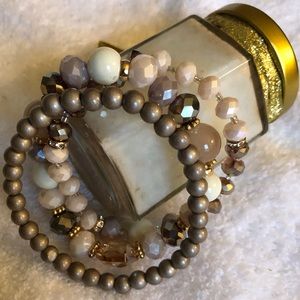 Beaded bracelet w/Jewelry bag